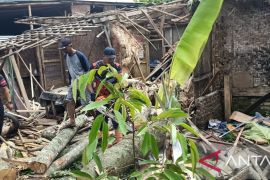 Angin kencang akibatkan rumah dan pos polisi di Simpenan Sukabumi rusak