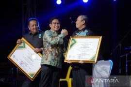 Peduli ekonomi desa, Gubernur Syamsuar terima penghargaan dari Menteri Desa PDTT
