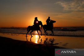 Warga Palestina berwisata di pantai Kota Gaza