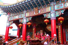 Ratusan tatung melakukan ritual "cuci jalan" di Kota Singkawang