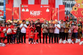 Imlek Fair 2023, Bobby serahkan 1.080 sembako ke warga Tionghoa