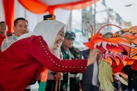 warga Karawang padati jalanan pusat kota saksikan perayaan Cap Go Meh