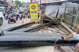 Pipa besar muatan truk jatuh di lintasan Gunung Manggah sebabkan kemacetan