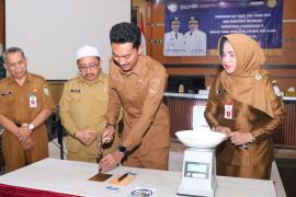 Bupati lakukan penapakan cap tanda tera perdana wujudkan visi Banjar Manis