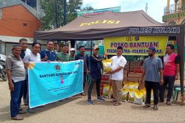 PWI Kolaka serahkan bantuan kepada warga korban kebakaran