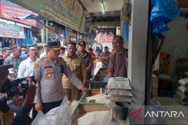 Kapolres Sukabumi sidak di pasar tradisional temukan stok minyak goreng kurang