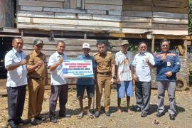 Antam bantu pembangunan rumah tidak layak huni warga Langori