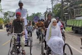Perkawinan unik, mempelai diarak kepusat kota bersepeda ontel