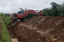 Warga stop paksa excavator perusahaan perkebunan gali parit gajah