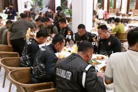 Ibu Negara ajak pengawal santap malam bersama usai bertugas