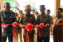 Gubernur Ansar resmikan dua ruang kelas baru SMAN 2 Karimun