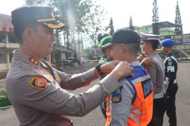 Polres Garut edukasi masyarakat untuk tertib berlalu lintas