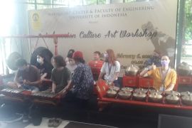 Mahasiswa Queensland University belajar membatik dan gamelan di UI