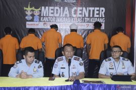 Imigrasi deportasi enam WNA India yang terdampar di Rote Ndao