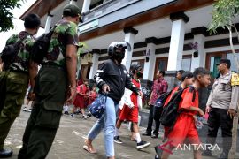 Anggota Satuan Linmas bantu jaga lingkungan sekolah di Legian (video)