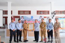 Kakanwil Harun Sulianto  Serahkan Surat Pencatatan KIK "Rebo Kasan" dan "Tari Kedidi" kepada Bupati Bangka