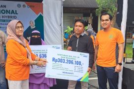 Kemenaker menyerahkan santunan BPJAMSOSTEK Rp596,8 juta di Lombok