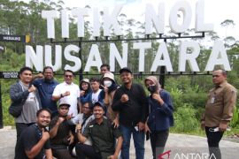 Kepala Staf Kepresidenan Moeldoko bersama wartawan peringati HPN  di IKN