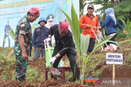 Mentan bagi bibit kelapa di Kediri