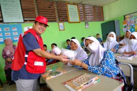 PMI KALTIM - Prudential bagikan ribuan COVID Kit kepada pelajar Samarinda