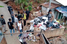 DLH Purwakarta imbau warga perkotaan buang sampah sesuai jadwal pengangkutan atasi penumpukan