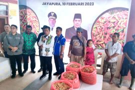 Ridwan Rumasukun serahkan 1,3 ton cabai kepada pedagang Pasar Youtefa