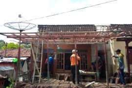 Diterjang puting beliung, puluhan rumah di Situbondo porak-poranda