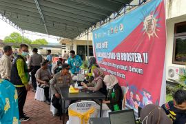 Polres Sumbawa Barat menggelar vaksinasi COVID-19 dosis penguat kedua
