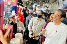 Jokowi membagikan sepeda ke warga di Pasar Batuphat Timur Aceh