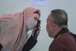 Senyum sang dokter saat pasien kembali mampu melihat dunia secara tajam