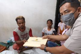 Pemprov Papua serahkan bantuan korban gempa