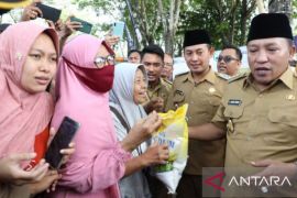 Pemkab Pamekasan tekan kenaikan sembako dengan pasar murah