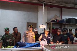 Forkopimda Sukabumi berikan edukasi pedagang untuk patuhi HET