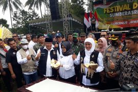 Khofifah kenalkan Durian Sumberasri Blitar sekelas "Black Thorn"