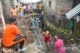 Warga Singaraja gotong royong perbaiki tanggul jebol