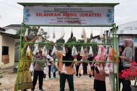 Warga Puri Indah Kualu saling bantu dengan "Gantungan Sedekah"