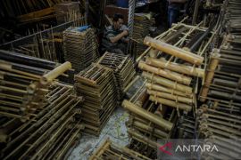 Produksi angklung di Saung Angklung Udjo