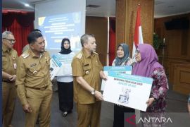 Pemprov Kaltim  serahkan bantuan peralatan UMKM dan IKM