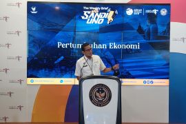 Singa tabrak mobil, Menteri Sandi minta wisatawan pahami perilaku hewan