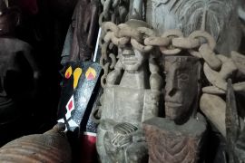 Darwati bertahan jualan barang antik di tengah gempuran modernisasi