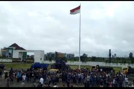 Jembatan Pangembur-Tumpak rusak tak juga diperbaiki, warga demo kantor Bupati Loteng
