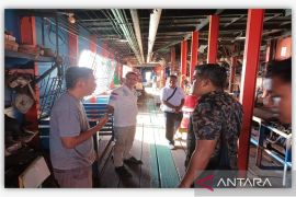 Kadiv Imigrasi Kemenkumham Babel sambangi 2 kapal isap di Perairan Belinyu Bangka