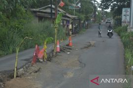 Pemkab Bekasi pastikan perbaikan jalan akses ke Gerbang Tol Gabus