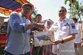 Panen raya bersama ribuan warga Kuansing, Gubernur Syamsuar serahkan bantuan