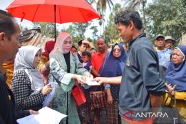 TP-PKK Kabupaten Solok serahkan bantuan korban kebakaran di Nagari Kinari