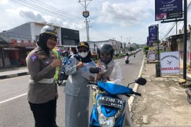 Jasa Raharja Babel dan Satlantas Polres Pangkalpinang bagikan cokelat ke pengguna jalan