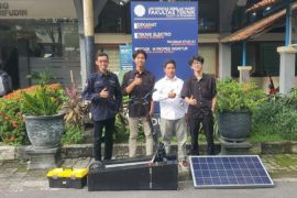 Tim Baskara mahasiswa UNS berhasil rancang stasiun pengisian daya untuk skuter listrik