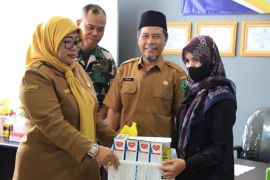 Jajaran Dinas Pendidikan HSU jadi orang tua asuh anak stunting
