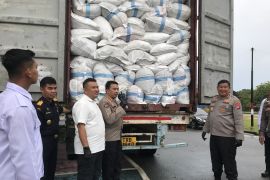 Polda Kepri amankan dua kontainer berisi ribuan karung barang bekas