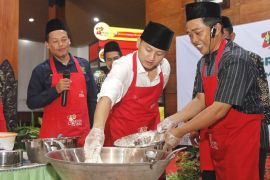 25 warga Trenggalek terima bantuan paket usaha kuliner ayam goreng